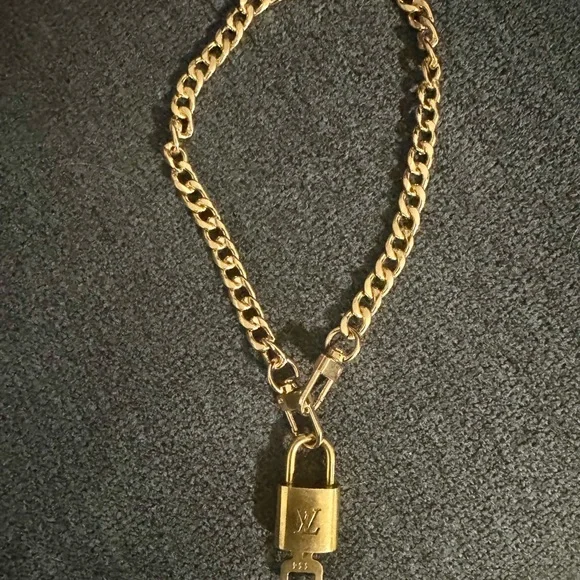 Louis Vuitton Lock & Key Gold #334/unbranded choker necklace/matching bracelet - Picture 2 of 5